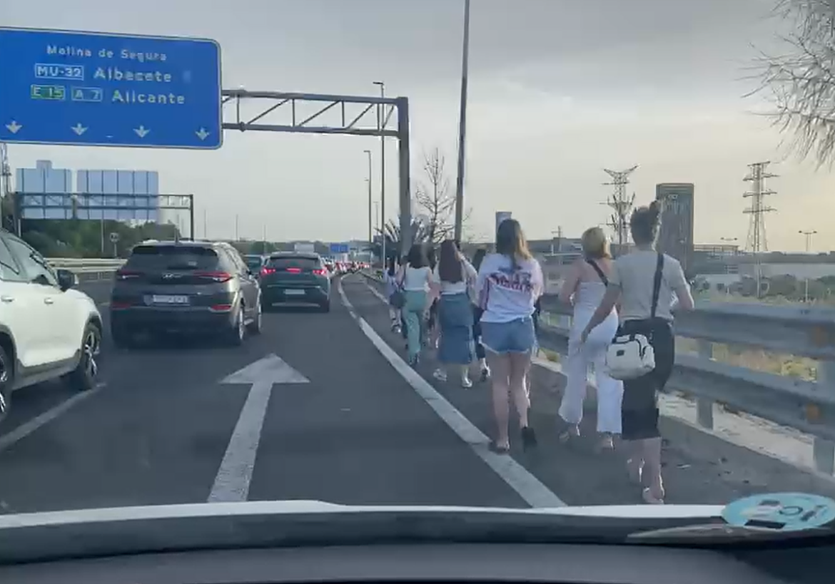 Caos en los accesos al campus de Espinardo por las oposiciones de maestro: los aspirantes se bajan del coche en la autovía