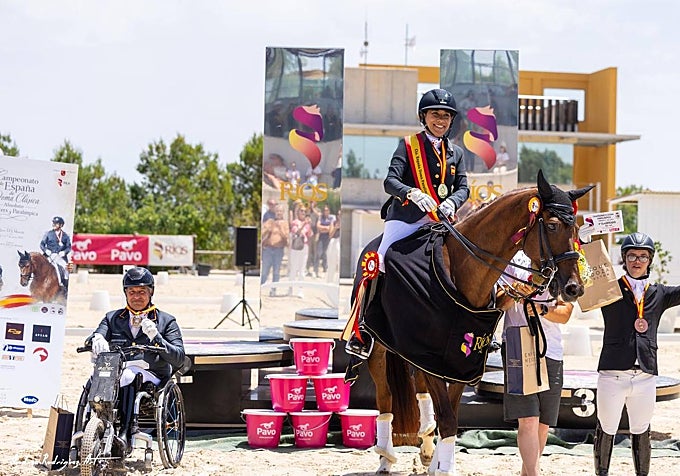 Carmen López, subida a 'Bribón de Ymas', en la entrega de medallas y diplomas.