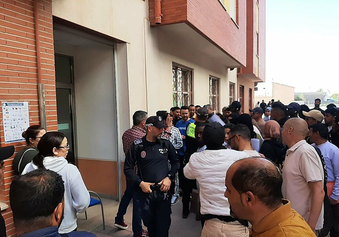 CC OO y UGT llaman «irresponsable» al Gobierno regional por su denuncia al Supremo de la regularización de inmigrantes