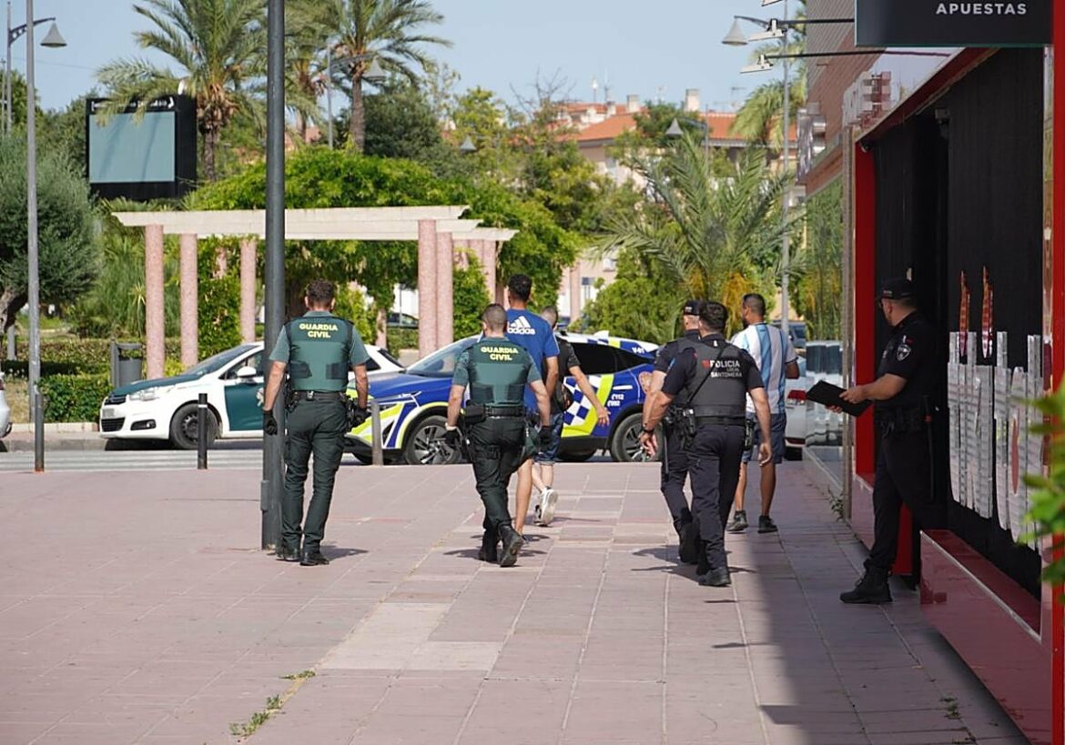 Sancionan a cinco personas en una redada contra el menudeo de drogas en bares de Santomera