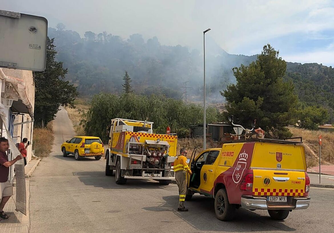 Alerta en Murcia por un incendio forestal en el entorno de la Cresta del Gallo
