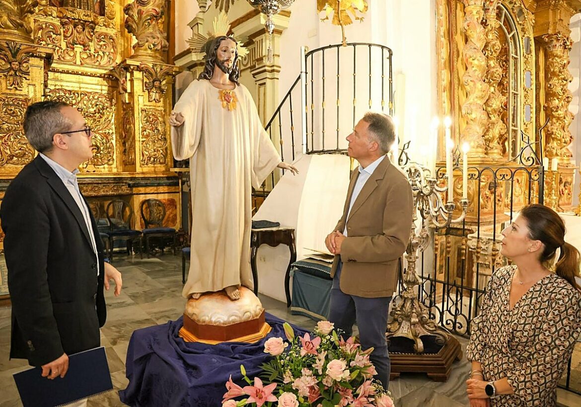 El Paso Azul de Lorca recupera la talla del Sagrado Corazón de Jesús, restaurada en los talleres municipales