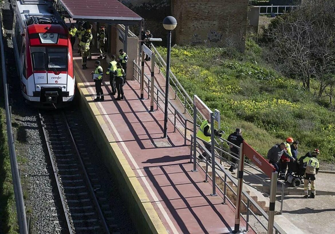 Un tren de la línea Cartagena-Los Nietos arrolla a una furgoneta a la altura de Alumbres