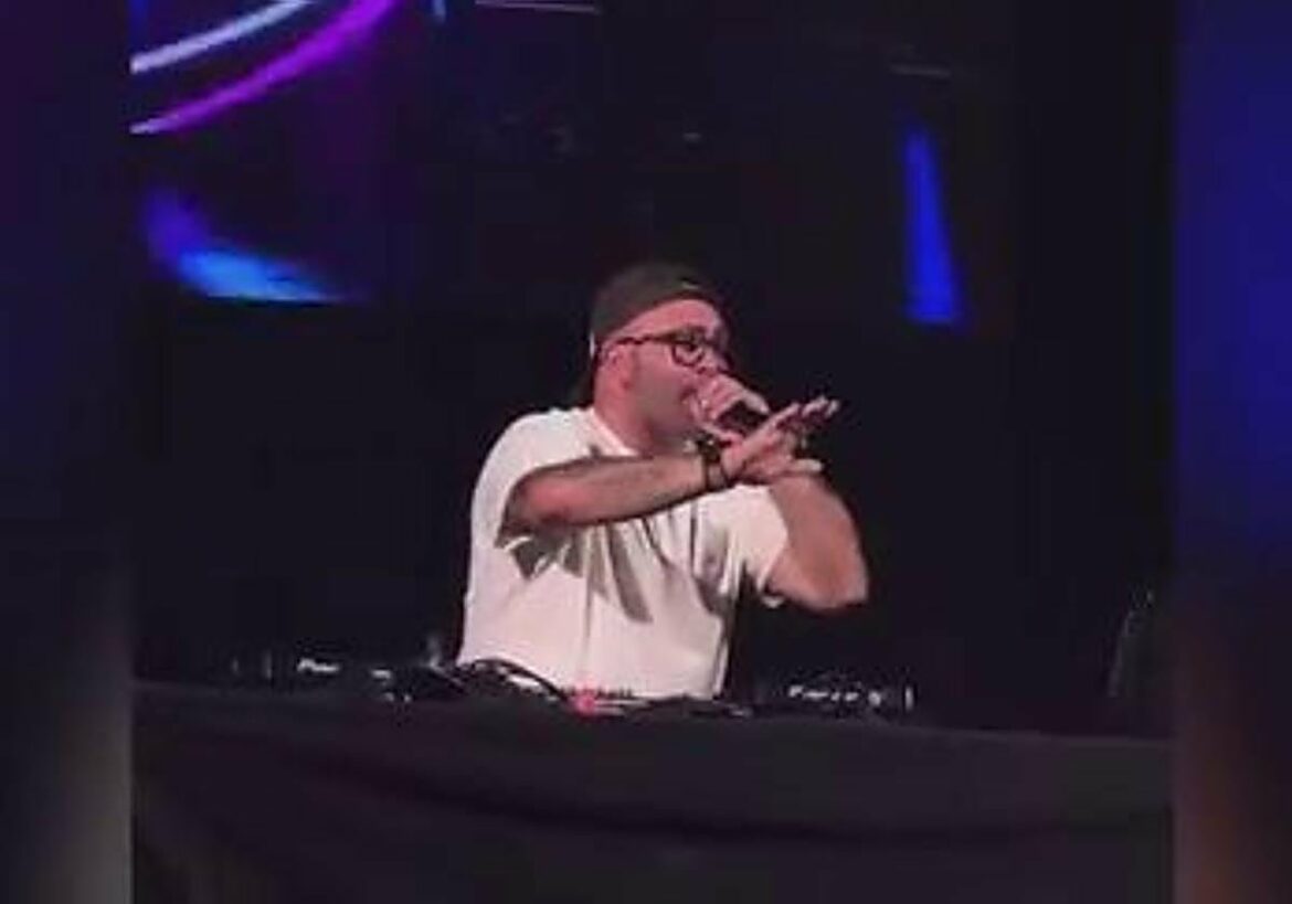 Kiko Rivera se enfrenta a un espectador en su concierto de Archena: «¿Quieres cantar tú?»