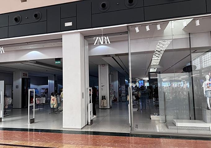Entrada a la tienda de Zara.