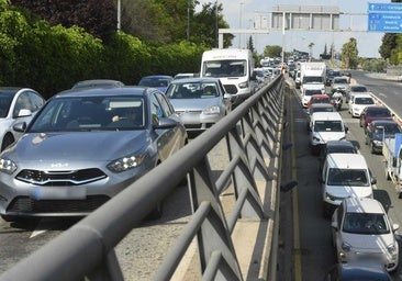 Conductores de autobús en huelga se manifiestan por Murcia: «Solo quiero saber si podré ir a la comunión de mi hijo»