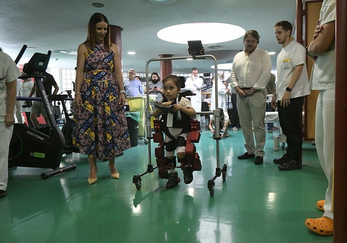 El hospital Virgen de la Arrixaca de Murcia incorpora un exoesqueleto para niños con patologías que limitan su movilidad