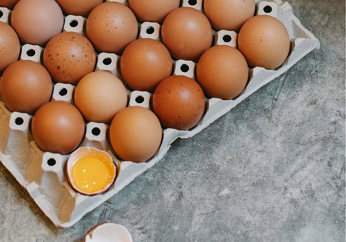 ¿Por qué los huevos se venden a temperatura ambiente pero en casa se recomienda guardarlos en el frigorífico?