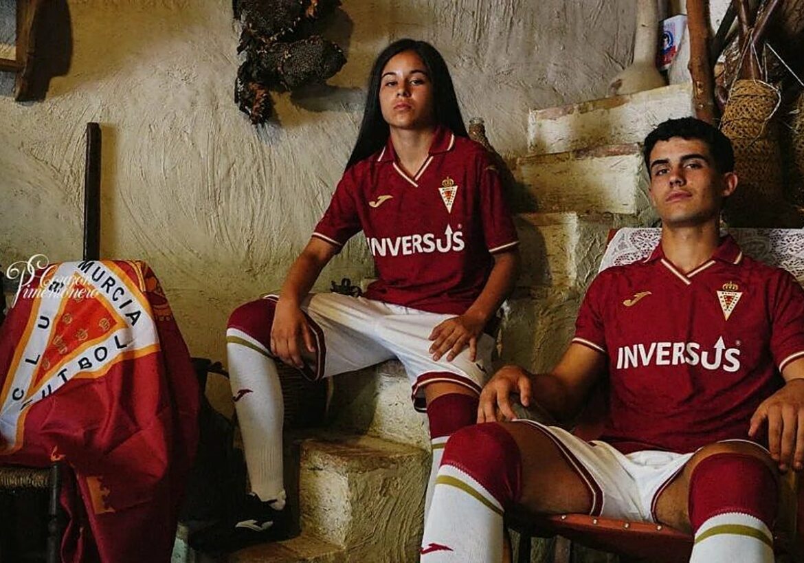 Un corazón grana y bordado en la nueva primera equipación de Real Murcia
